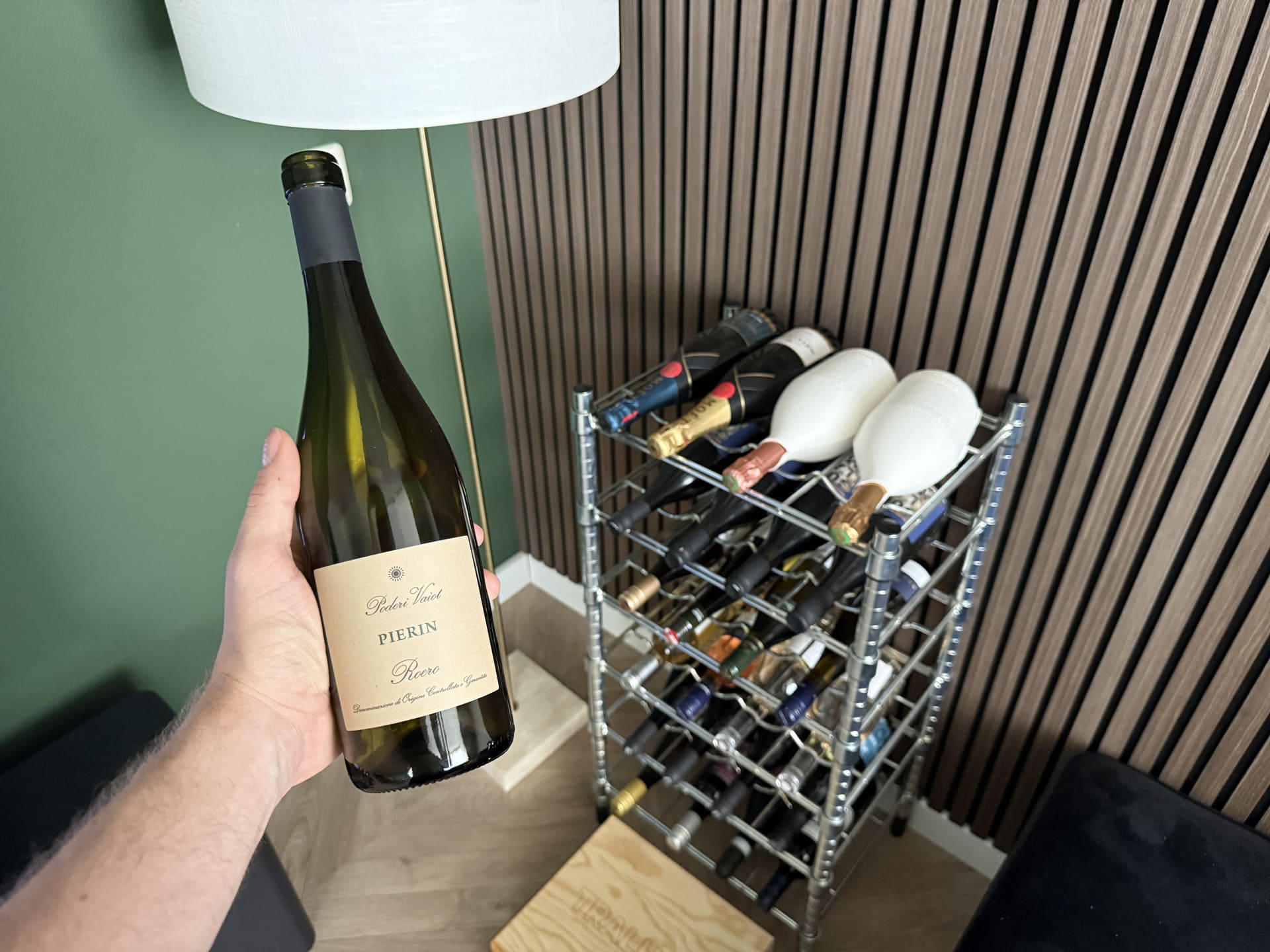 Fles Poderi Vaiot Pierin Roero 2018 in de hand